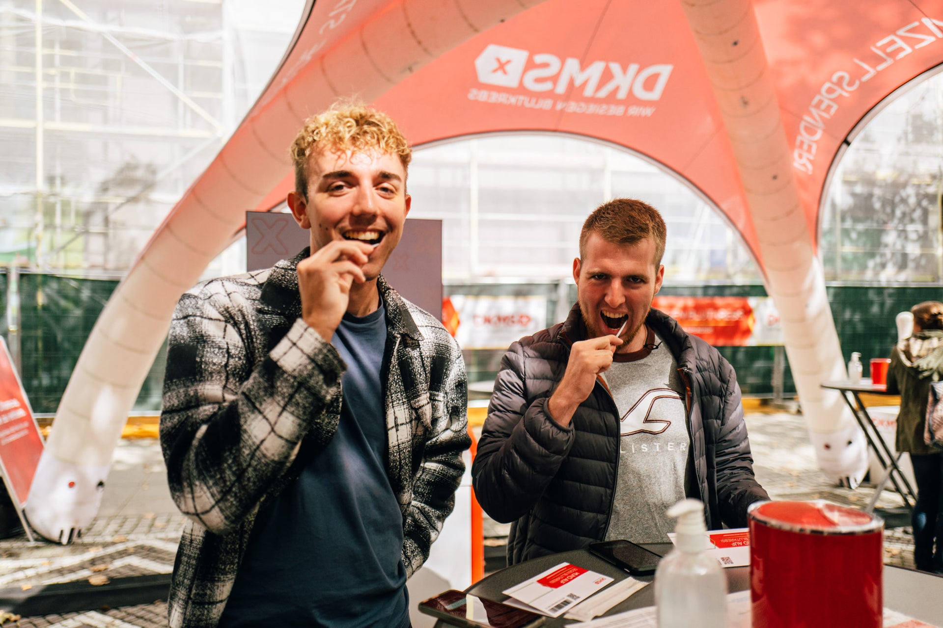 Zwei Männer stehen nebeneinander Zwei Männer stehen nebeneinander