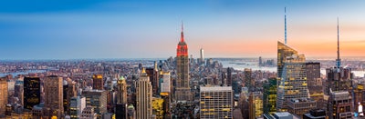Das Empire State Building in New York City leuchtet rot für den Kampf gegen Blutkrebs