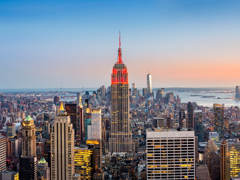 Das Empire State Building in New York City leuchtet rot für den Kampf gegen Blutkrebs Das Empire State Building in New York City leuchtet rot für den Kampf gegen Blutkrebs