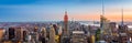 Das Empire State Building in New York City leuchtet rot für den Kampf gegen Blutkrebs