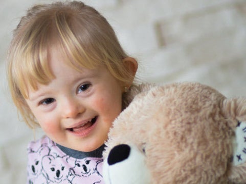 Elsie hält ein Stofftier Elsie hält ein Stofftier