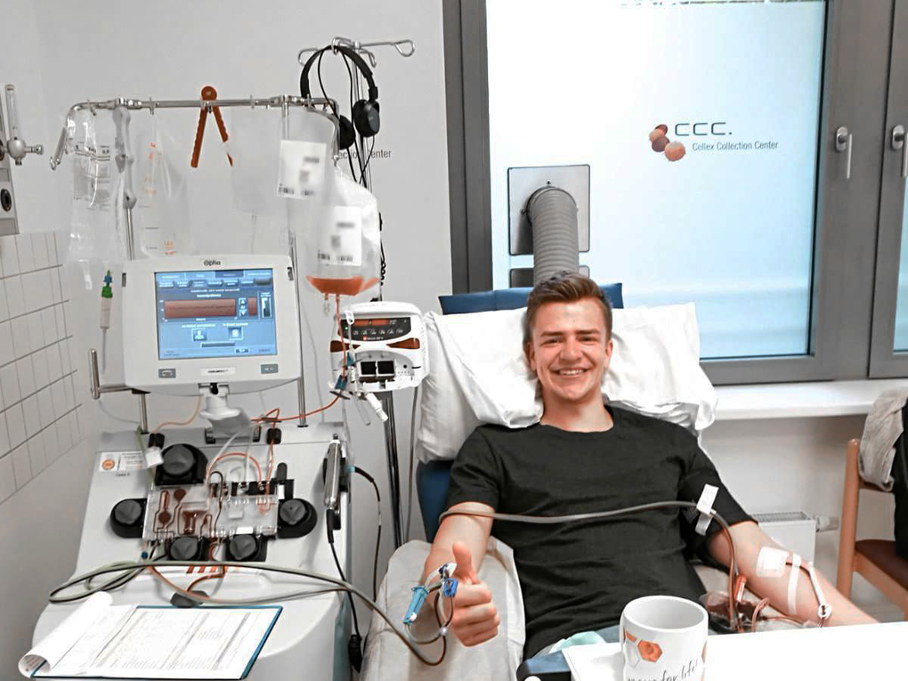 Stefan Dirks bei seiner Stammzellentnahme, er sitzt in einem Krankenhausbett, neben ihm ein Apherese Gerät Stefan Dirks bei seiner Stammzellentnahme, er sitzt in einem Krankenhausbett, neben ihm ein Apherese Gerät