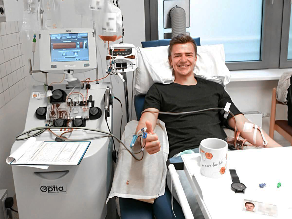 Stefan Dirks bei seiner Stammzellentnahme, er sitzt in einem Krankenhausbett, neben ihm ein Apherese Gerät Stefan Dirks bei seiner Stammzellentnahme, er sitzt in einem Krankenhausbett, neben ihm ein Apherese Gerät