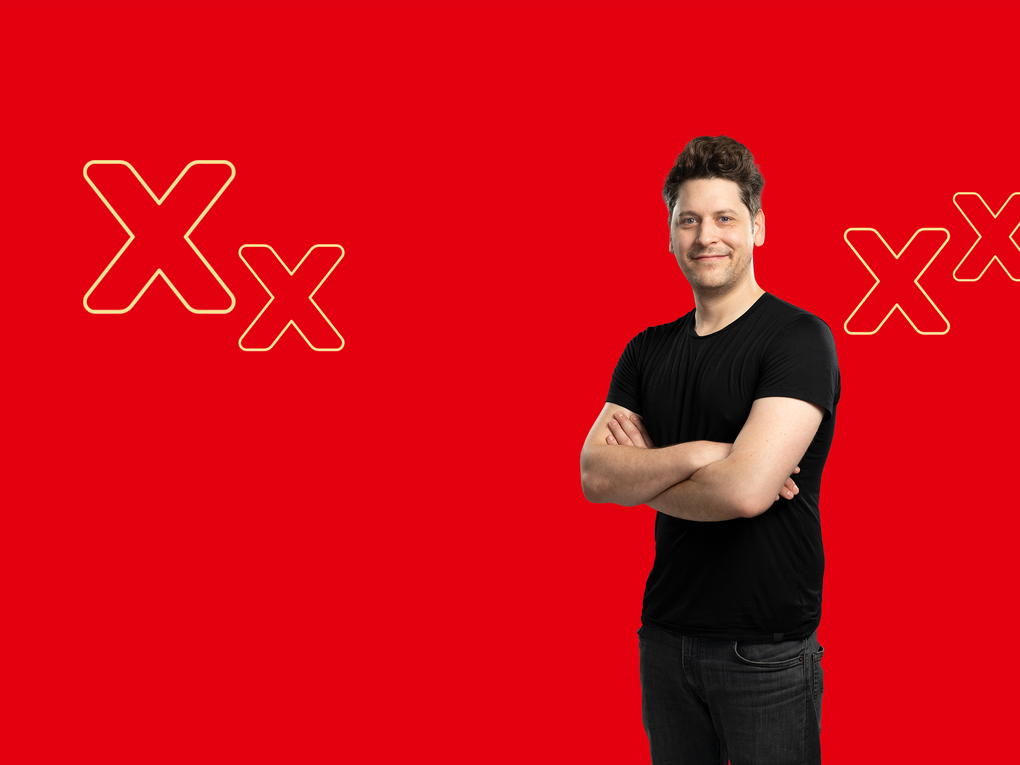 eine Person vor rotem Hintergrund eine Person vor rotem Hintergrund