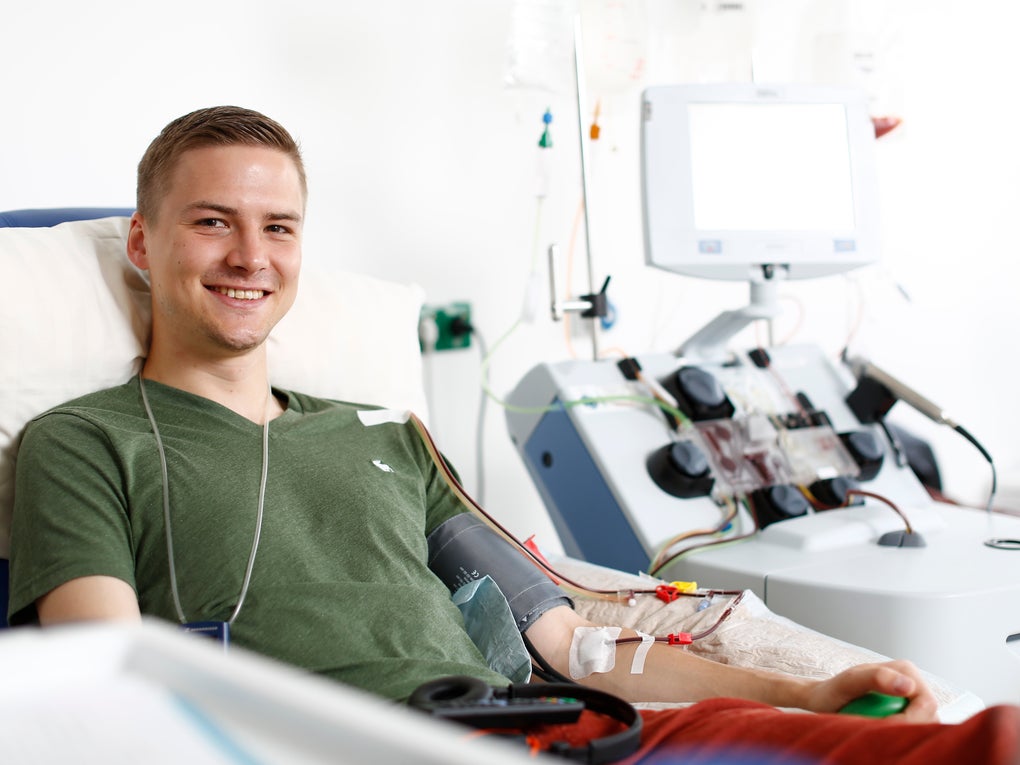 Stammzellspender Lukas Schmetz während seiner Spende in einem Krankenhausbett Stammzellspender Lukas Schmetz während seiner Spende in einem Krankenhausbett