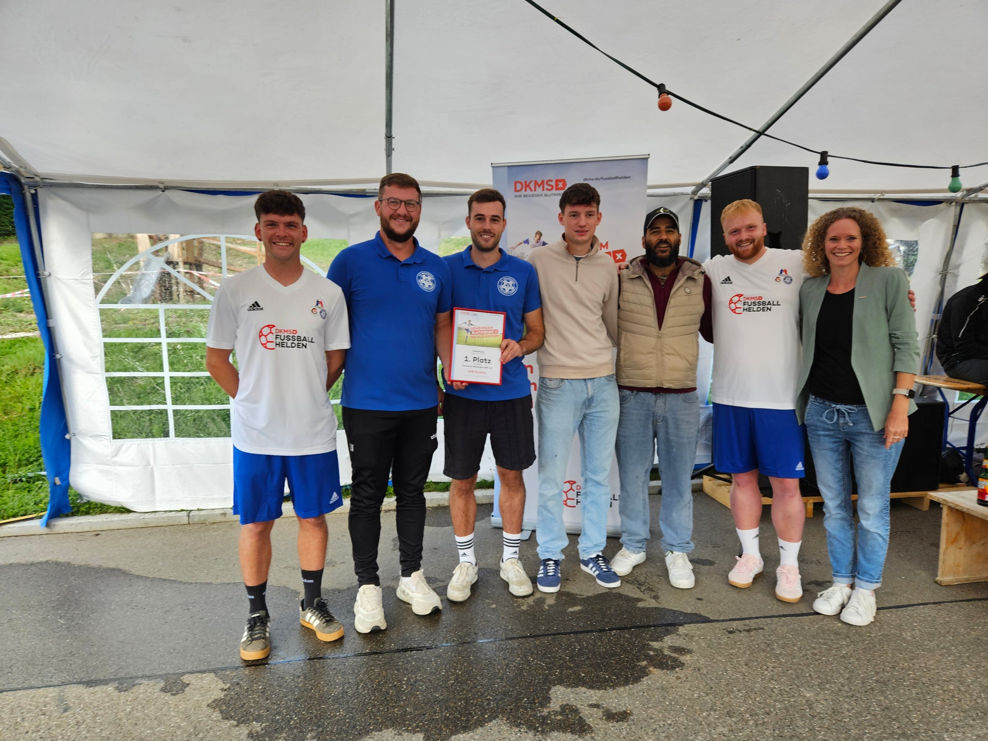 Eine Gruppe von Menschen posiert für ein Foto Eine Gruppe von Menschen posiert für ein Foto