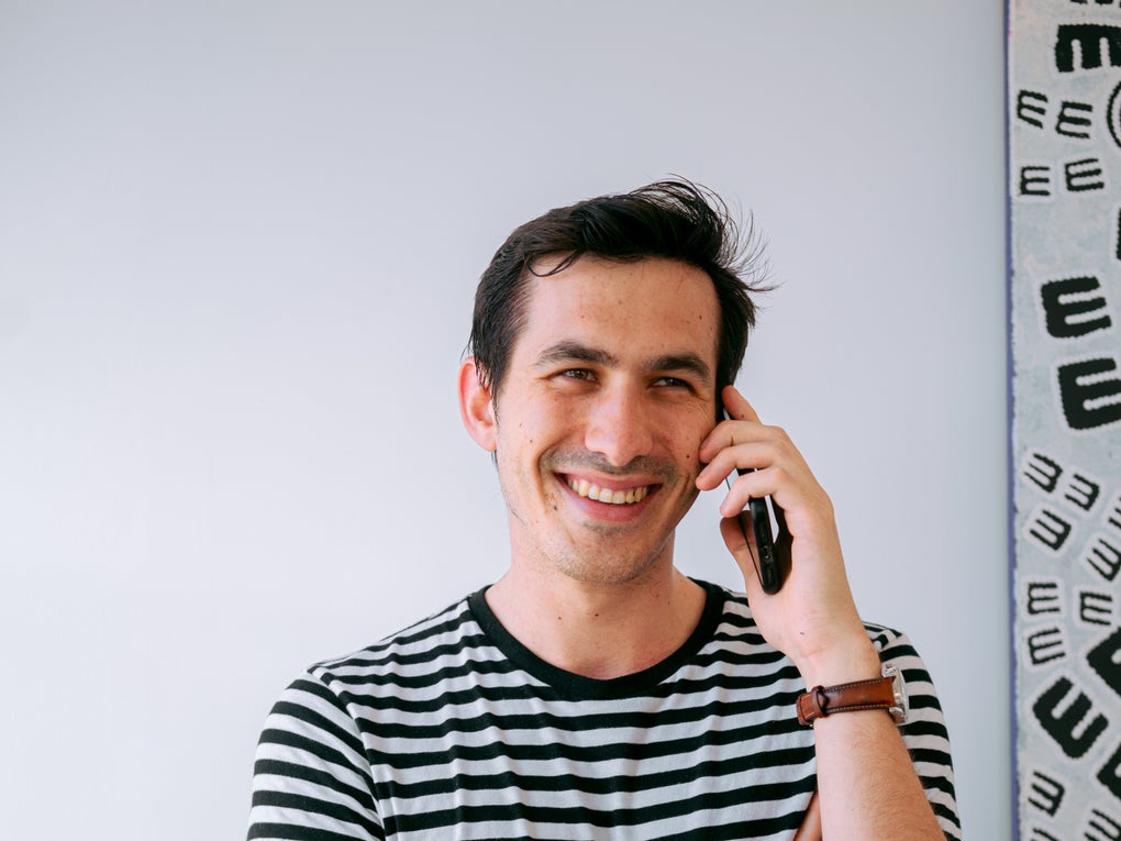 ein Mann mit Telefon am Ohr ein Mann mit Telefon am Ohr