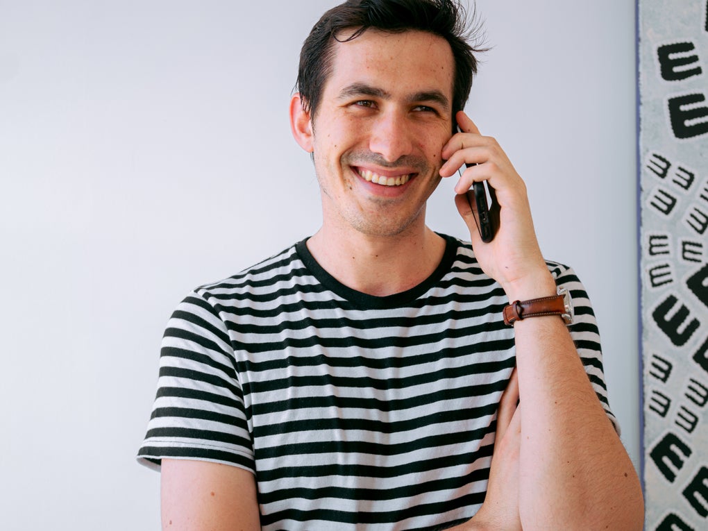 ein Mann mit Telefon am Ohr ein Mann mit Telefon am Ohr