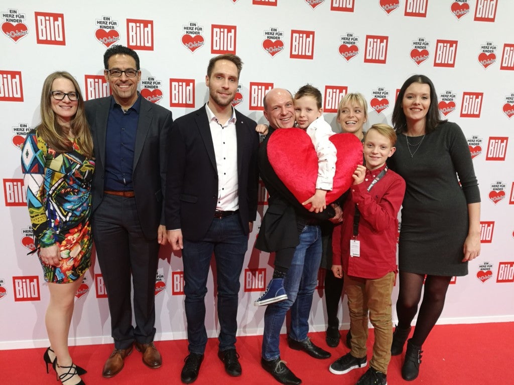 v. l. die Eltern von Kai: Mama Lisa Bartels-Holz, Stiefvater Michael Holz, Spender Paul Sandmann, Heiko Richter mit Fredrik, Mutter Bettina und Bruder Gregor und Pauls Freundin Vanessa Bleeck v. l. die Eltern von Kai: Mama Lisa Bartels-Holz, Stiefvater Michael Holz, Spender Paul Sandmann, Heiko Richter mit Fredrik, Mutter Bettina und Bruder Gregor und Pauls Freundin Vanessa Bleeck