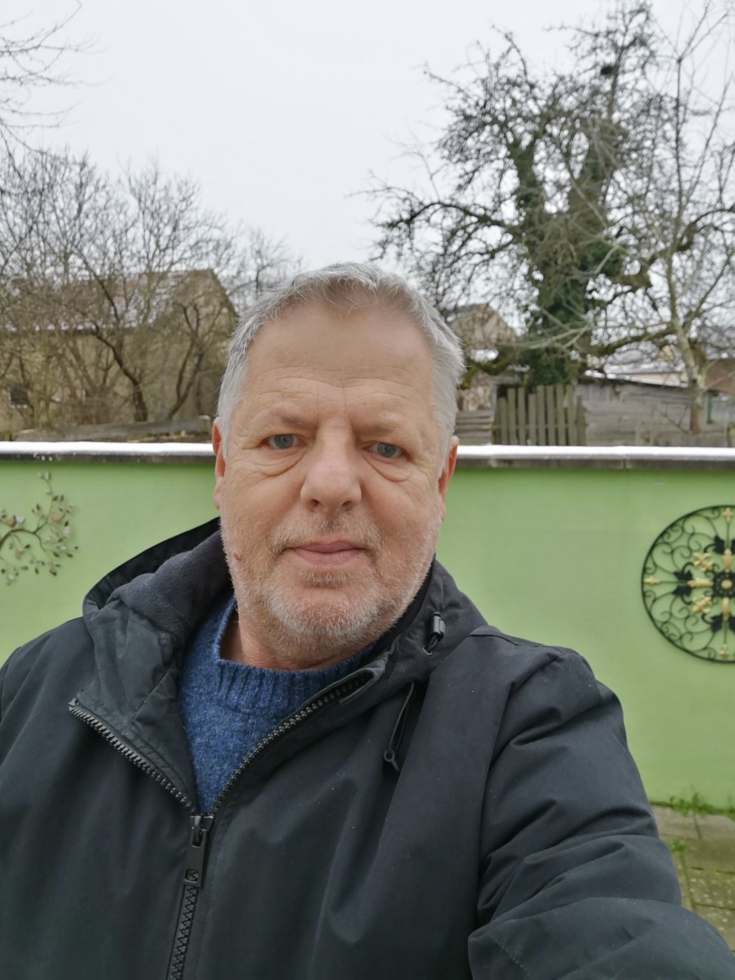 Ein Mann macht ein Selfie Ein Mann macht ein Selfie