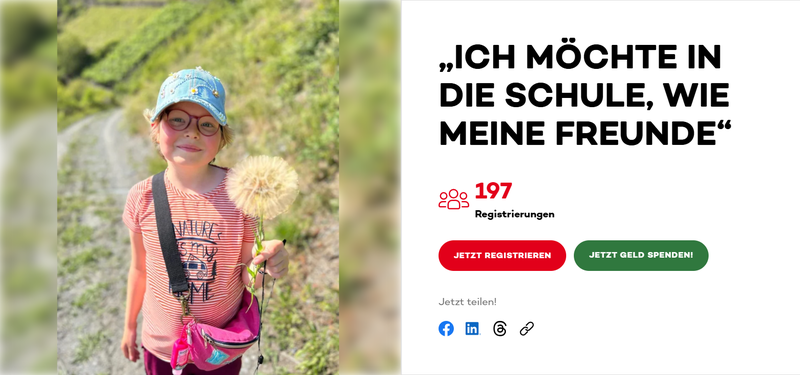Ein Mädchen hält einen Löwenzahn Ein Mädchen hält einen Löwenzahn