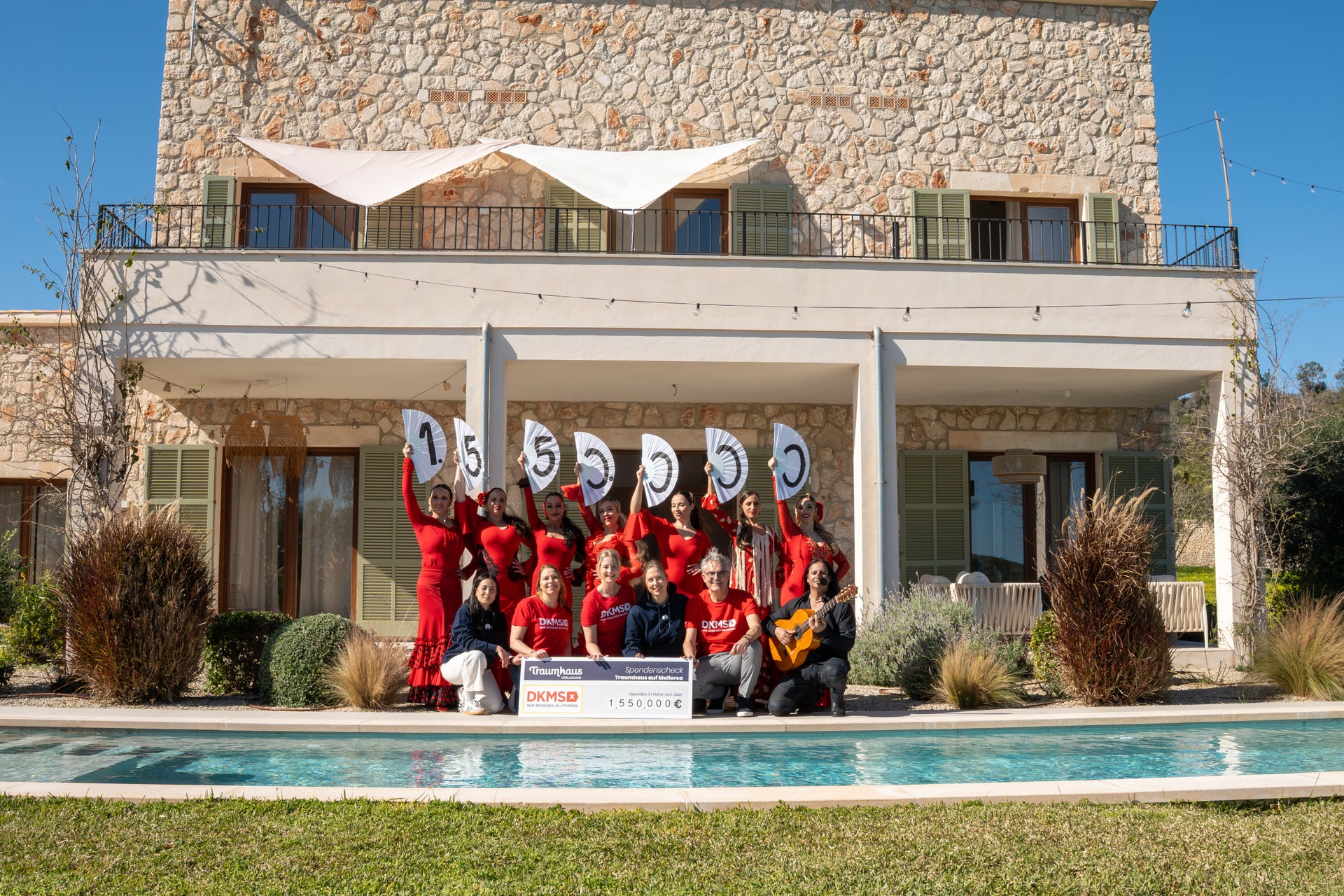 Eine Gruppe von Menschen posiert für ein Foto Eine Gruppe von Menschen posiert für ein Foto