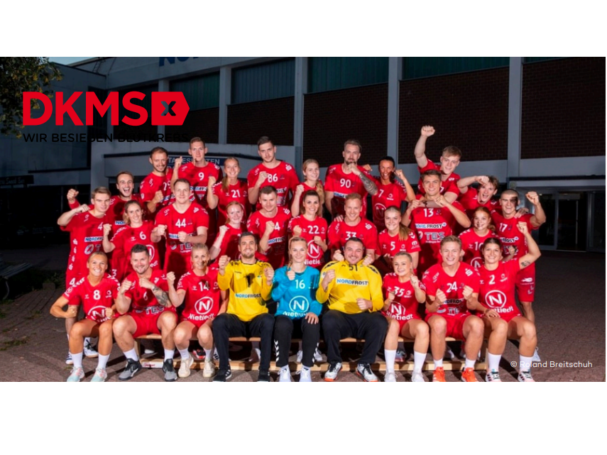 Eine Gruppe von Menschen in Trikots posiert für ein Foto Eine Gruppe von Menschen in Trikots posiert für ein Foto