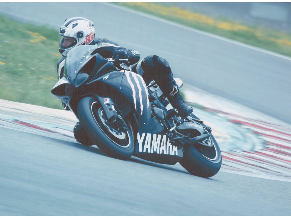 Eine Person auf einem Motorrad Eine Person auf einem Motorrad