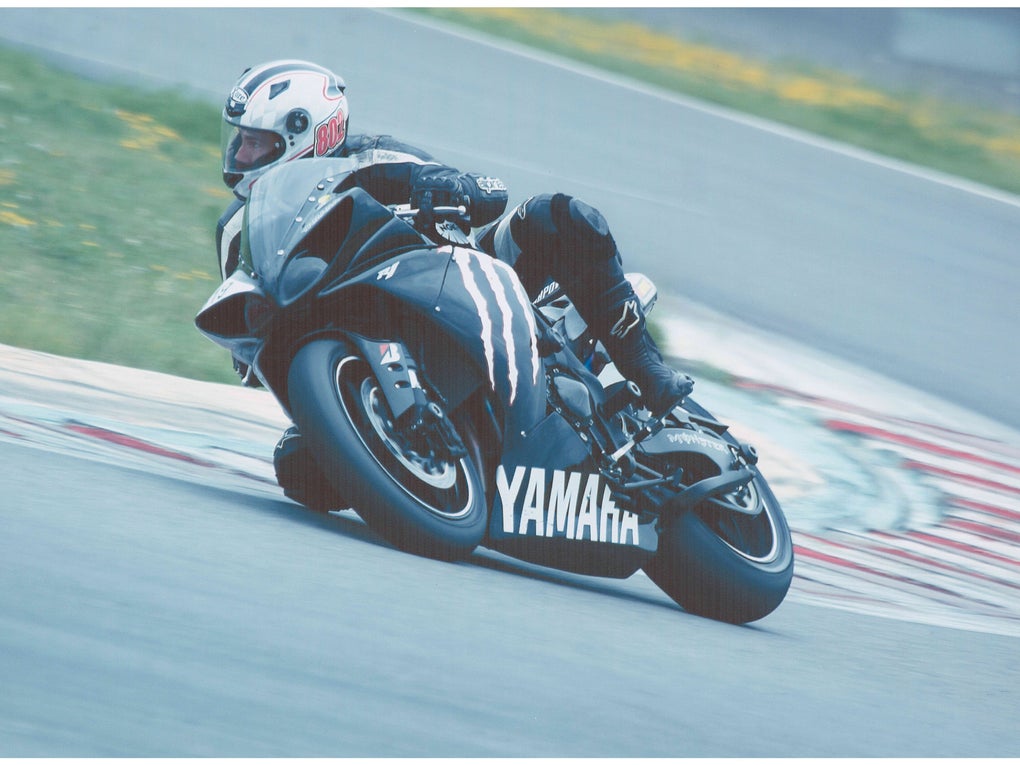 Eine Person auf einem Motorrad Eine Person auf einem Motorrad