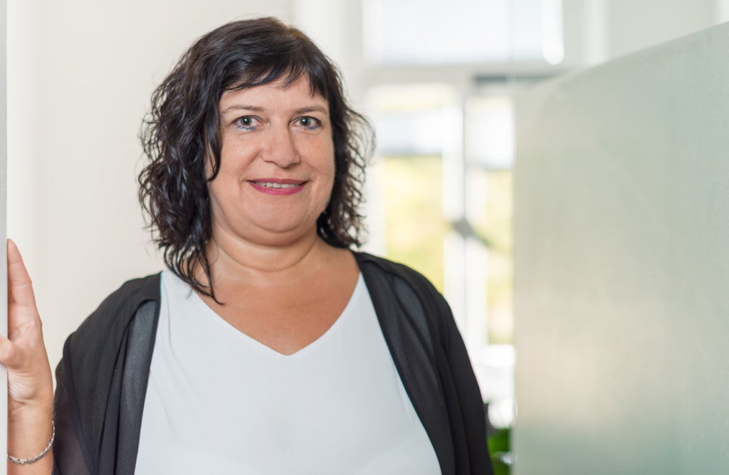 Gabi Rall, Direktorin Medical Business Development der DKMS lächelt für ein Foto Gabi Rall, Direktorin Medical Business Development der DKMS lächelt für ein Foto