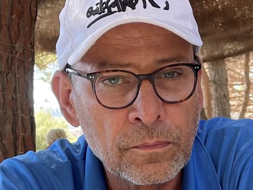 Ein Mann mit einem weißen Hut und einer Brille Ein Mann mit einem weißen Hut und einer Brille