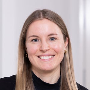 Eine Frau lächelt in die Kamera Eine Frau lächelt in die Kamera