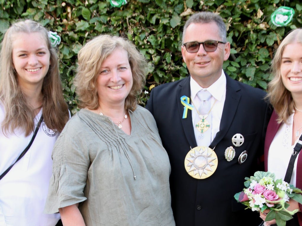 Eine Gruppe von Menschen posiert für ein Foto Eine Gruppe von Menschen posiert für ein Foto