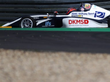Ein Rennwagen mit DKMS Logo auf einer Rennstrecke Ein Rennwagen mit DKMS Logo auf einer Rennstrecke