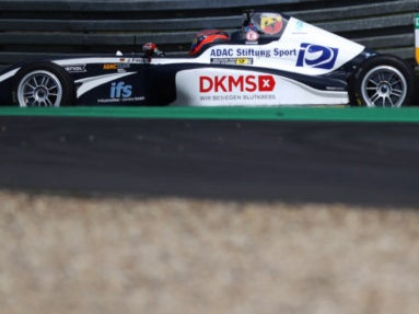 Ein Rennwagen mit DKMS Logo auf einer Rennstrecke Ein Rennwagen mit DKMS Logo auf einer Rennstrecke