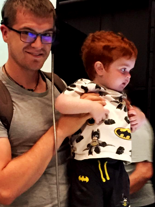 Ein Mann hält ein Baby