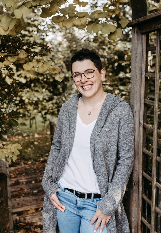 Portraitfoto von der lächelnden Patientin Lisa Portraitfoto von der lächelnden Patientin Lisa