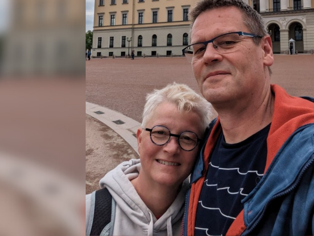 Ein Mann und eine Frau posieren vor einem historischen Gebäude. Ein Mann und eine Frau posieren vor einem historischen Gebäude.