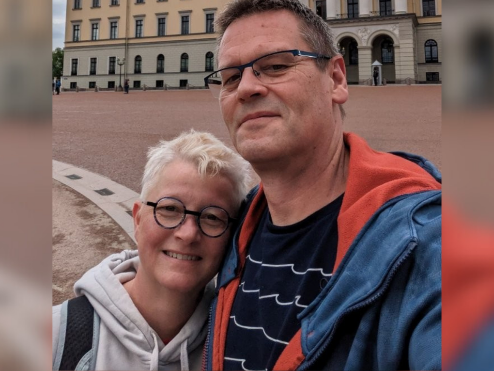 Ein Mann und eine Frau posieren vor einem historischen Gebäude. Ein Mann und eine Frau posieren vor einem historischen Gebäude.