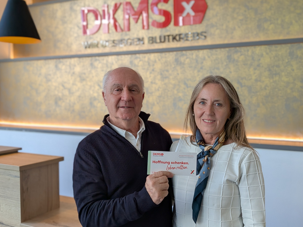 Ein Mann und eine Frau halten eine Urkunde Ein Mann und eine Frau halten eine Urkunde