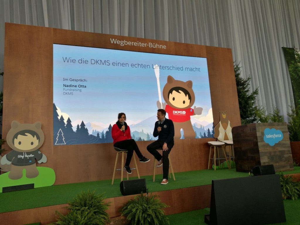 Nadine Otta (l., DKMS Fundraising) auf der Salesforce-Bühne der CeBIT Nadine Otta (l., DKMS Fundraising) auf der Salesforce-Bühne der CeBIT