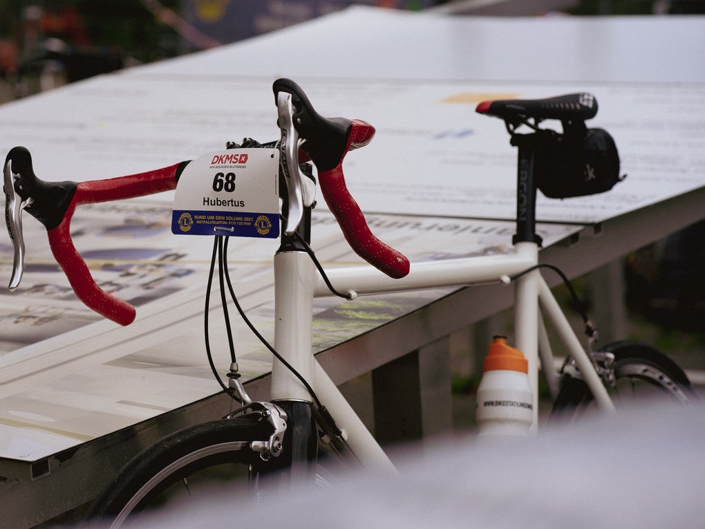 Ein Fahrrad mit der Startnummer 68 darauf Ein Fahrrad mit der Startnummer 68 darauf