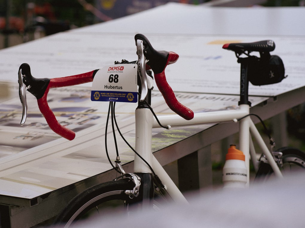 Ein Fahrrad mit der Startnummer 68 darauf Ein Fahrrad mit der Startnummer 68 darauf