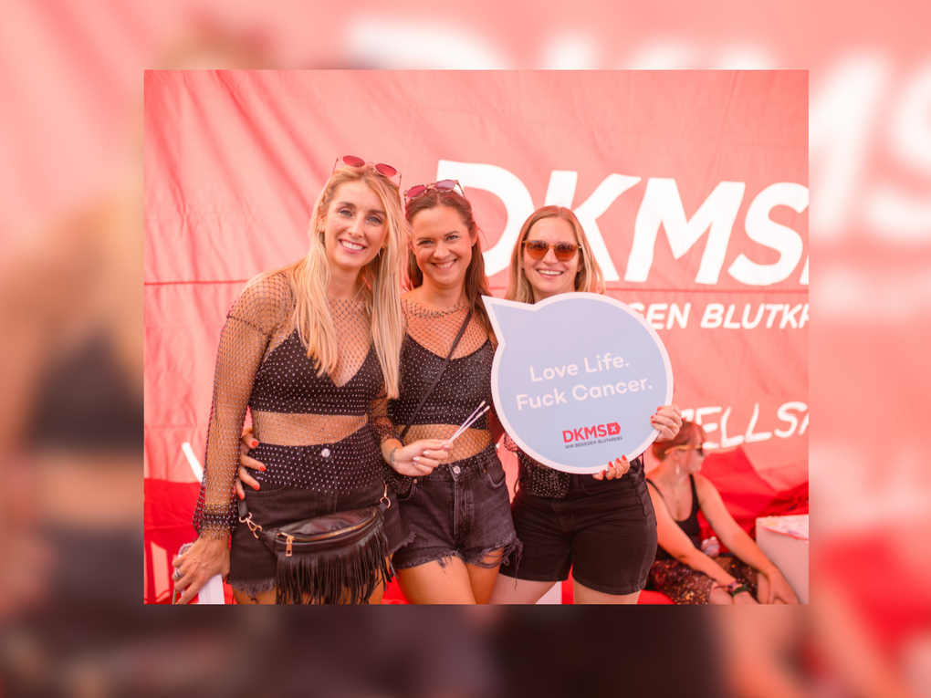 Eine Gruppe von Frauen posiert für ein Foto Eine Gruppe von Frauen posiert für ein Foto