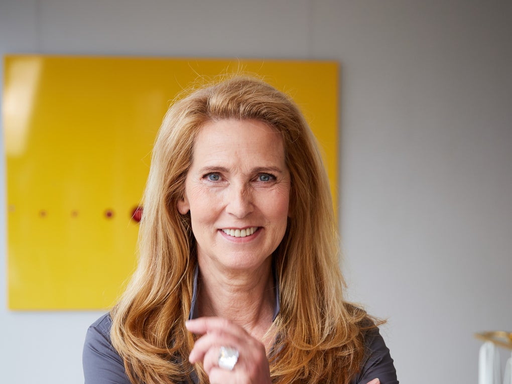 Dr. Elke Neujahr posiert für ein Foto Dr. Elke Neujahr posiert für ein Foto