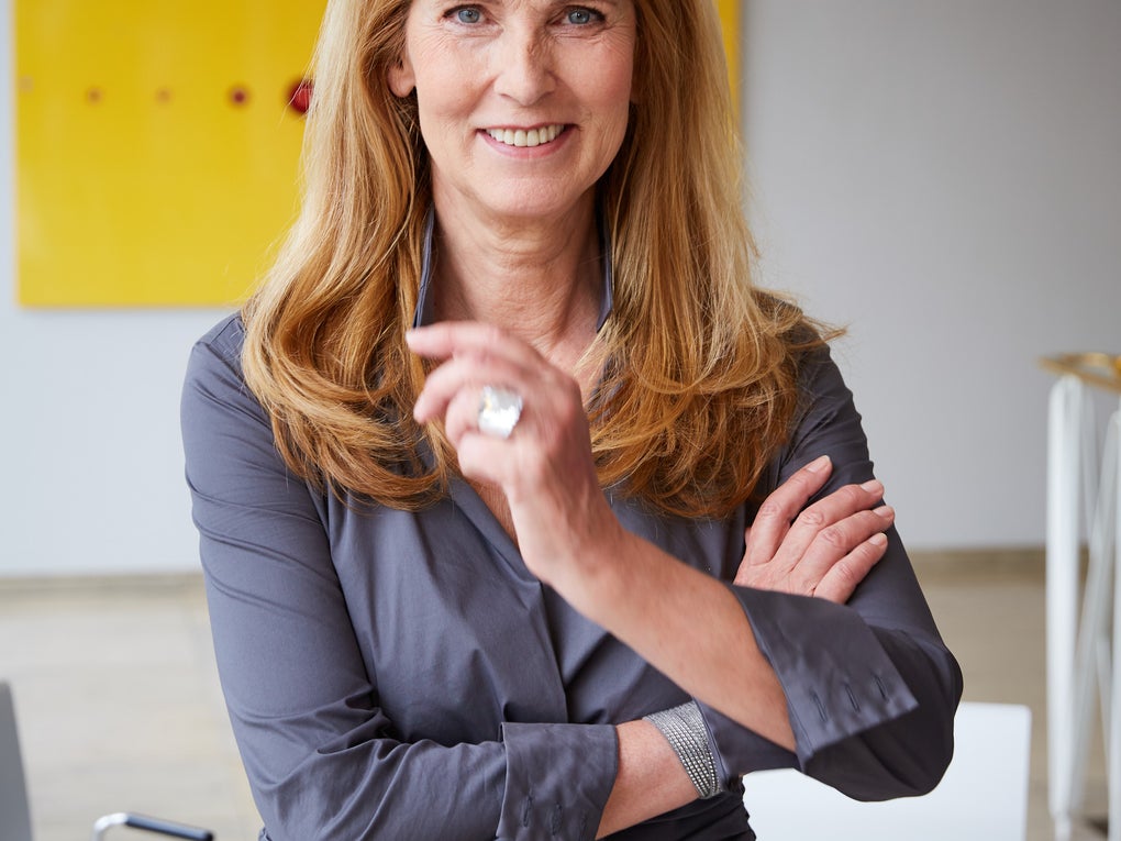 Dr. Elke Neujahr posiert für ein Foto Dr. Elke Neujahr posiert für ein Foto