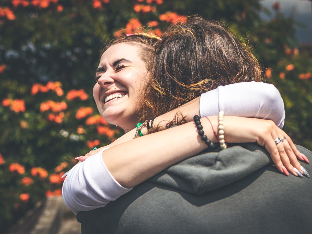 zwei Personen umarmen sich zwei Personen umarmen sich