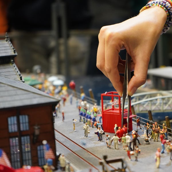 Die DKMS im Miniaturwunderland - der Stand einer Registrierungsaktion am kleinen Hamburger Fischhafen. Die DKMS im Miniaturwunderland - der Stand einer Registrierungsaktion am kleinen Hamburger Fischhafen.