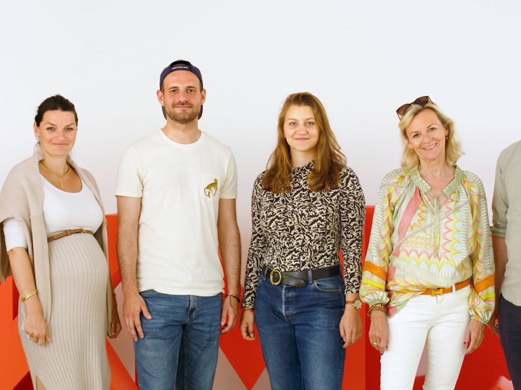 Eine Gruppe von Menschen posiert für ein Foto Eine Gruppe von Menschen posiert für ein Foto