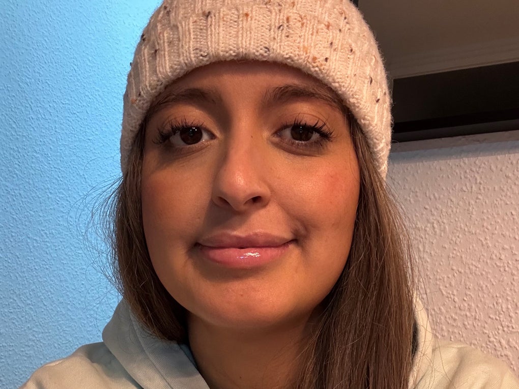 Eine Frau mit einer Strickmütze Eine Frau mit einer Strickmütze