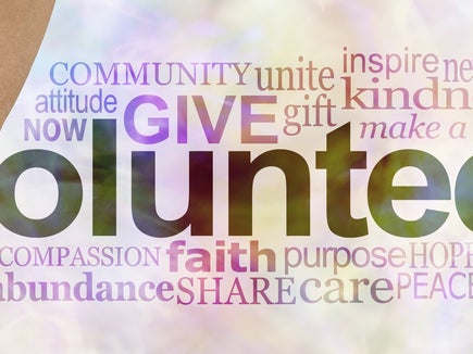 Zwei Arme die ein V formen und mit daneben stehenden Buchstaben das Wort Volunteer bilden Zwei Arme die ein V formen und mit daneben stehenden Buchstaben das Wort Volunteer bilden