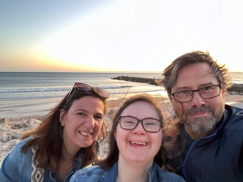 Patientin Sara mit ihren Eltern am Strand. Patientin Sara mit ihren Eltern am Strand.