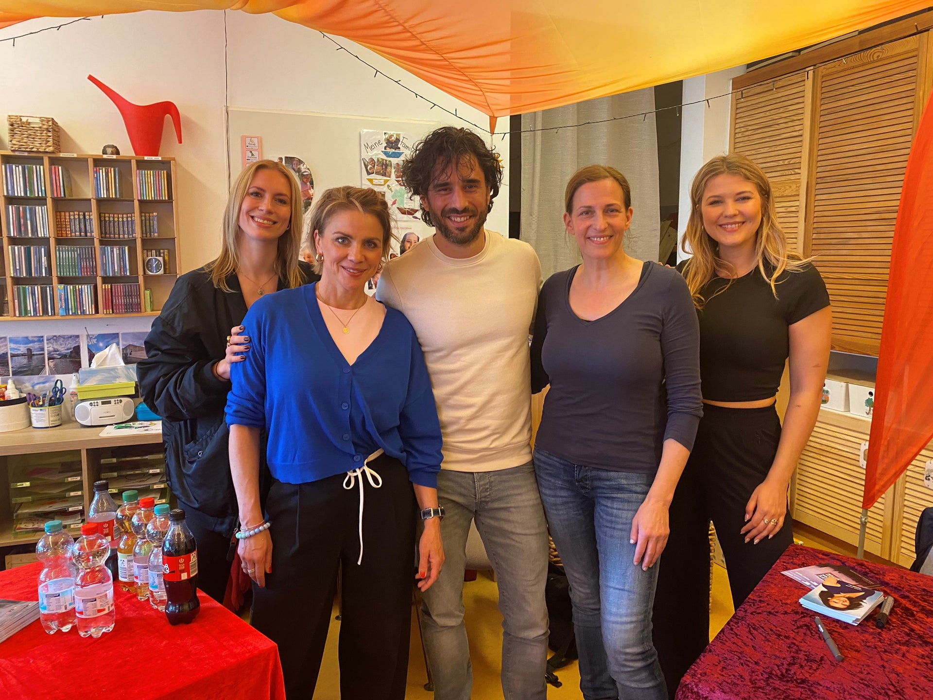 Eine Gruppe von Menschen, GZSZ-Schauspieler:innen, posiert für ein Foto. Eine Gruppe von Menschen, GZSZ-Schauspieler:innen, posiert für ein Foto.