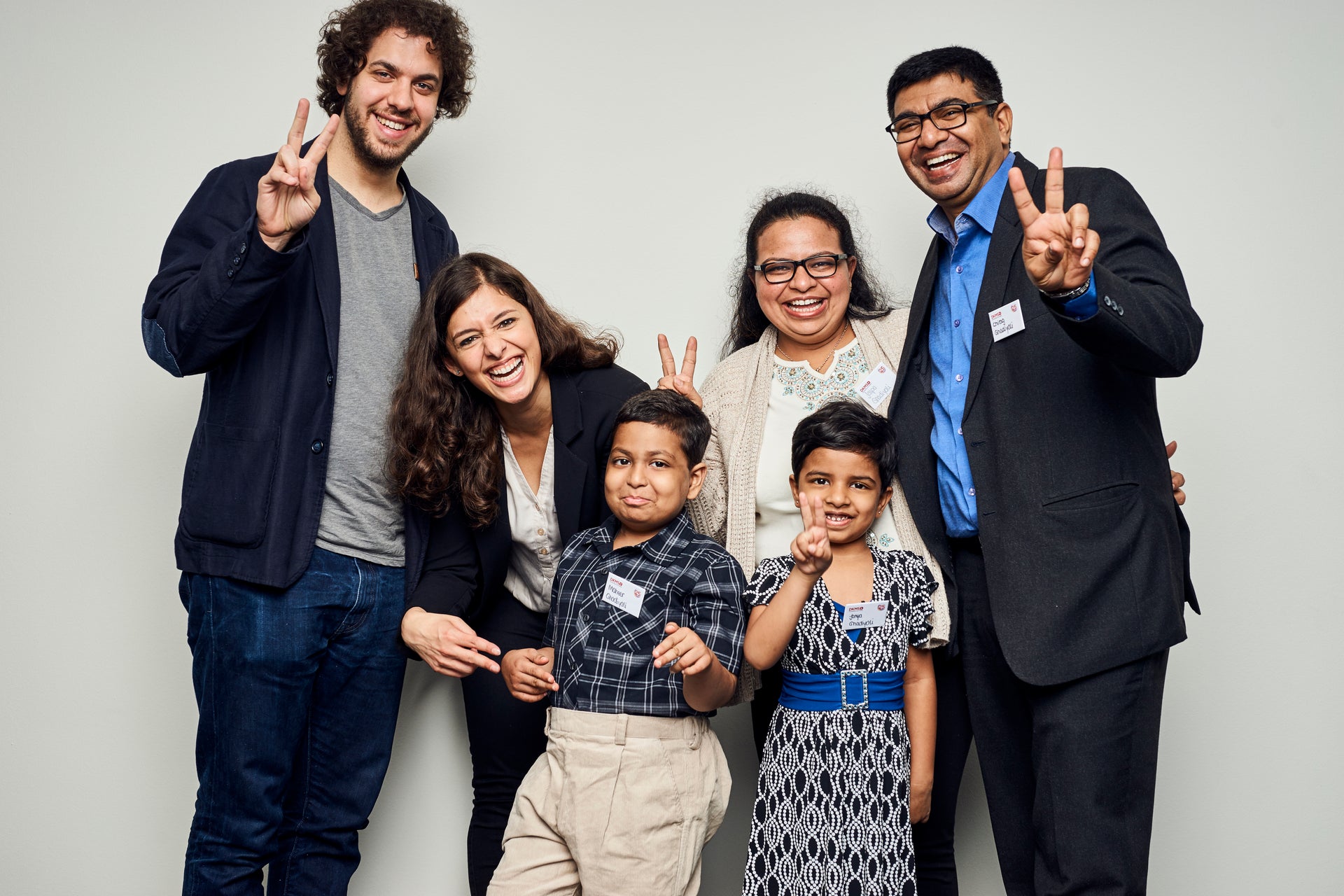 Sita mit ihrem Freund (l.) sowie Maheer und seiner Familie Sita mit ihrem Freund (l.) sowie Maheer und seiner Familie