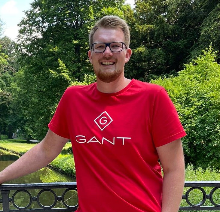 Patient Christian steht auf einer Brücke Patient Christian steht auf einer Brücke