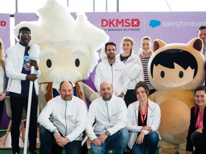 Eine Gruppe von Menschen posiert für ein Foto Eine Gruppe von Menschen posiert für ein Foto