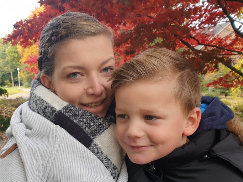 Eine Frau und ein Junge posieren für ein Selfie Eine Frau und ein Junge posieren für ein Selfie