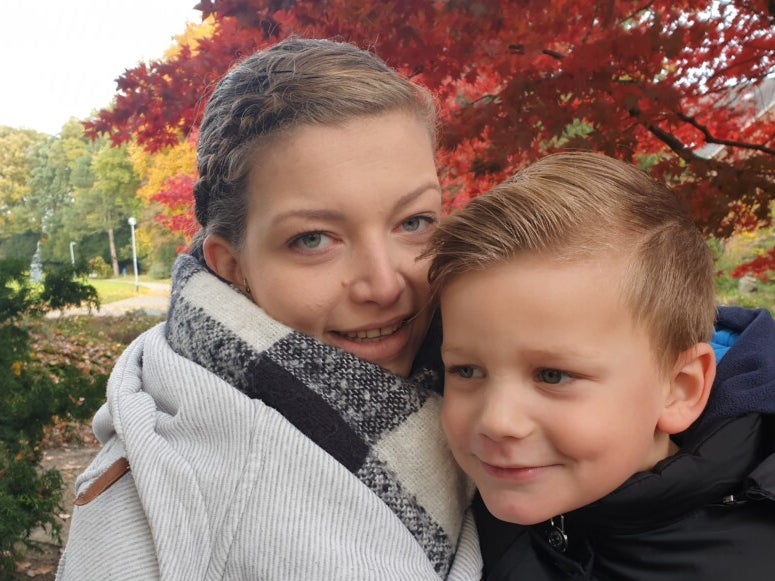 Eine Frau und ein Junge posieren für ein Selfie Eine Frau und ein Junge posieren für ein Selfie