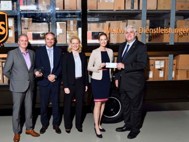 (v.l.n.r.): Pascal Maes, Thomas Scholzen (beide UPS Betriebsrat Neuss), Britta Weber (Personaldirektorin UPS Deutschland), Christina Neumann (DKMS Unternehmenskooperationen), Frank Sportolari (UPS Deutschland-Chef) (v.l.n.r.): Pascal Maes, Thomas Scholzen (beide UPS Betriebsrat Neuss), Britta Weber (Personaldirektorin UPS Deutschland), Christina Neumann (DKMS Unternehmenskooperationen), Frank Sportolari (UPS Deutschland-Chef)