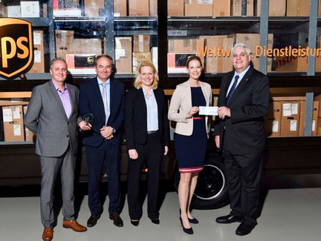 (v.l.n.r.): Pascal Maes, Thomas Scholzen (beide UPS Betriebsrat Neuss), Britta Weber (Personaldirektorin UPS Deutschland), Christina Neumann (DKMS Unternehmenskooperationen), Frank Sportolari (UPS Deutschland-Chef) (v.l.n.r.): Pascal Maes, Thomas Scholzen (beide UPS Betriebsrat Neuss), Britta Weber (Personaldirektorin UPS Deutschland), Christina Neumann (DKMS Unternehmenskooperationen), Frank Sportolari (UPS Deutschland-Chef)